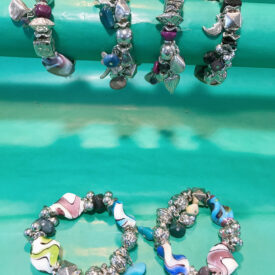 1432 pulseras de piedras al azar