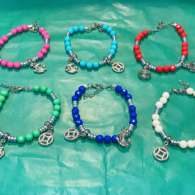2083 pulseras plasticas solo al azar