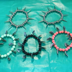 2088 pulseras plasticas solo al azar