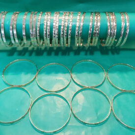 2094 pulseras de metal solo al azar