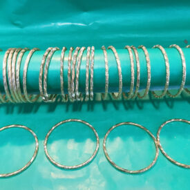 2097 pulseras de metal solo al azar