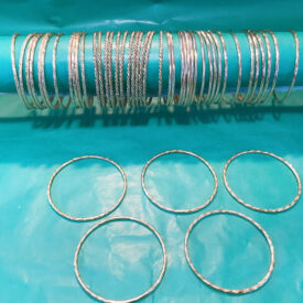 2098 pulseras de metal solo al azar