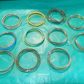 2100 pulseras de metal solo al azar
