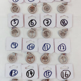 2422 dijes aceros con strass chico al azar surtidos