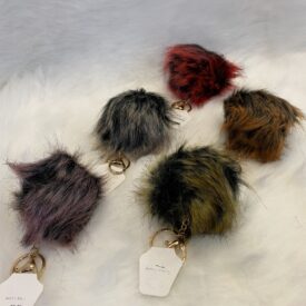 2890 llaveros pompom al azar